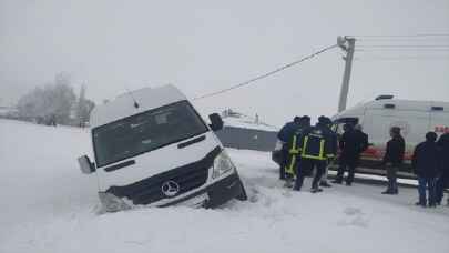 Van’da yoldan çıkan servis minibüsündeki öğretmen yaralandı