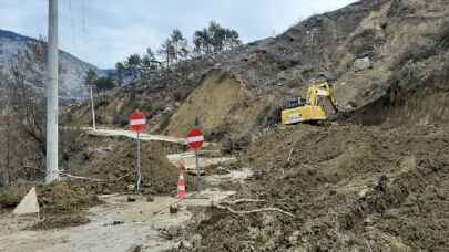Antalya’da heyelan nedeniyle bir kısmı çöken kara yolu ulaşıma kapandı