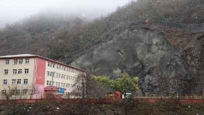 Rize’de okul yakınındaki yamaç, kaya düşme riskine karşı çelik ağla örülüyor