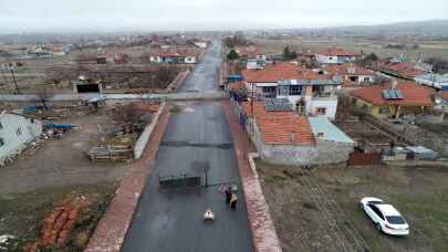 Kayseri’de arsasından geçen yola duvar ören vatandaş