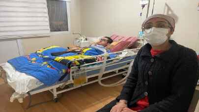 İzmir’de fırtına nedeniyle uçan çatı, elektrik tellerini kopardı
