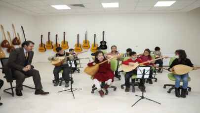 Sivas’ta ”ozanlık geleneği” bağlama kursuyla çocuklara aktarılıyor