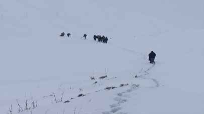 Hakkari’de su şebekesini onarmaya giden 3 kişinin üzerine çığ düştü