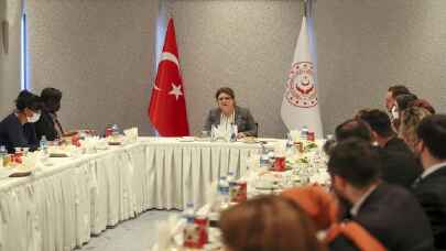Aile ve Sosyal Hizmetler Bakanı Derya Yanık, gazetecilerle bir araya geldi
