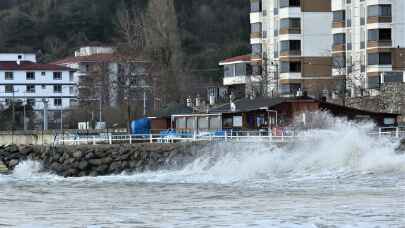 Karadeniz’deki 6 metreye ulaşan dalgalar Kastamonu sahilinde hasar oluşturdu