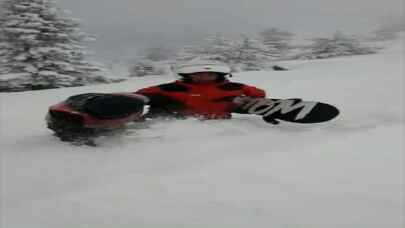Bolu’da snowboard yaparken pistten çıkarak kaybolan tatilciyi JAK timi kurtardı