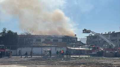 İzmir’de depoda çıkan yangın itfaiye ekiplerince söndürüldü