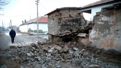 Kayseri’nin Sarıoğlan ilçesindeki depremde bazı evlerde çatlaklar oluştu