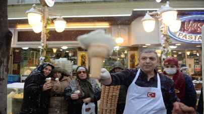 Kahramanmaraş’ta karlı havada dondurma