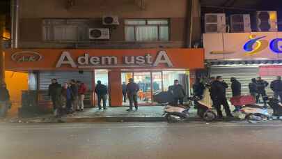 İzmir’de bir restorana düzenlenen silahlı saldırıda iki kişi yaralandı