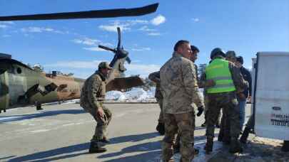 TAG Otoyolu’nda kalan vatandaşlara helikopterle yiyecek ulaştırıldı