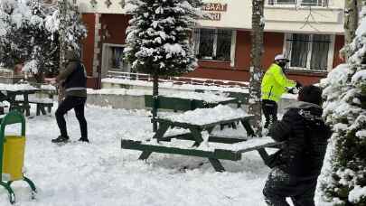 Sakarya’da polisler çocuklarla kar topu oynadı