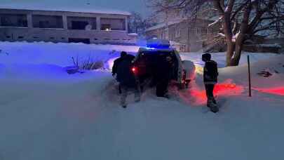 Adıyaman’da yolu kapanan kırsal mahalledeki hastaya paletli ambulansla ulaşıldı