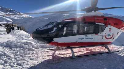 Yolu kardan kapalı köydeki hamile kadın ambulans helikopterle hastaneye götürüldü