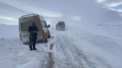 Van’da yolda mahsur kalan öğrenciler kurtarıldı