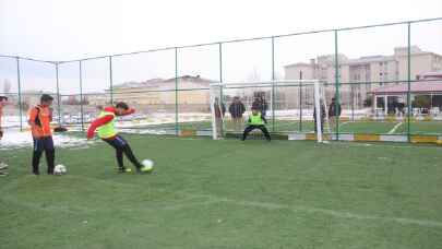 Van’da atıklardan öğrenciler için spor sahası ve kültür evi inşa edildi