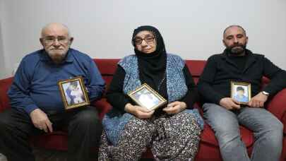 Ailesinden 5 canı yitiren depremzede, hayatta kalan anne ve babasıyla teselli buluyor
