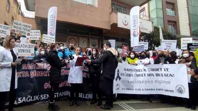Sağlık çalışanları İstanbul’da öldürülen Ömür Hemşire için bir araya geldi