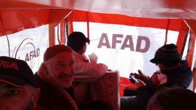 Düzce’de yaylada mahsur kalan 2 hasta ve kedilerini AFAD kurtardı