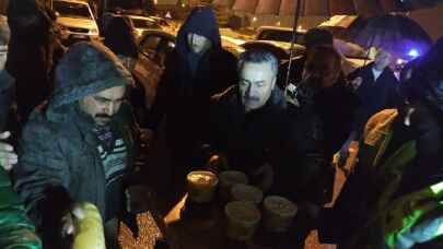 Konya’da yolda mahsur kalanlara belediyeden sıcak çorba ikramı