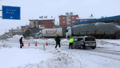 SivasMalatya kara yolu yoğun kar nedeniyle ulaşıma kapandı