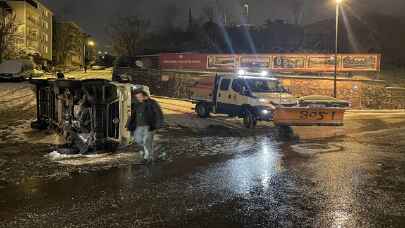 Kar yağışı trafiği olumsuz etkiliyor! Minibüs devrildi