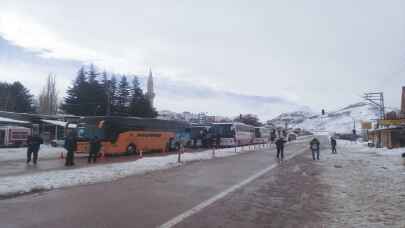 Malatya-Adıyaman kara yolu yoğun kar nedeniyle ulaşıma kapandı