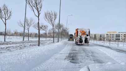 Konya’da yoğun kar nedeniyle trafiğe kapatılan yolların açılması için çalışmalar sürüyor
