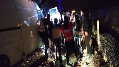 Siirt’te minibüs tıra çarptı, korkunç kazada korku dolu anlar