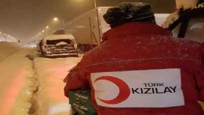 Düzce’de yolda kalanlara AFAD, Türk Kızılay ve gönüllüler yardım ediyor 
