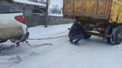 Ardahan’da tipi nedeniyle yolda kalan 11 araç kurtarıldı