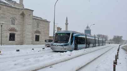 Konya’da ulaşımın açık kalması için tuzlama çalışmaları devam ediyor
