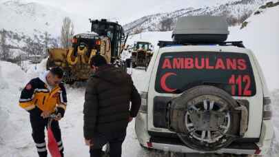 Siirt’te 40 günlük bebek için karla mücadele