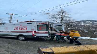 Rize’de kardan ambulansın ulaşamadığı köydeki hasta ve sağlıkçılar kepçeyle taşındı