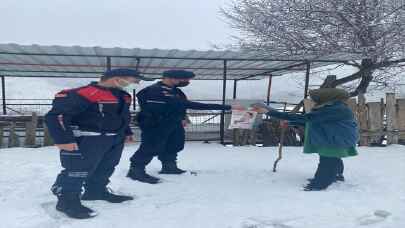 Antalya’da vatandaşın ilacını jandarma ekipleri teslim etti