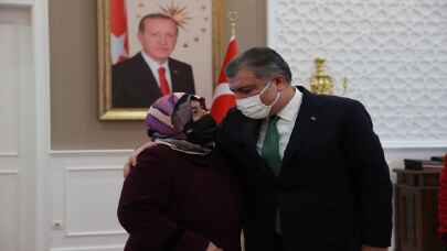 Elazığ depreminde enkazdan yaralı kurtarılan Azize Çelik’ten Bakan Koca’ya ziyaret