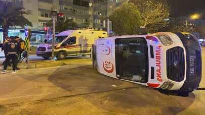 İzmir’de otomobille çarpışan ambulans devrildi