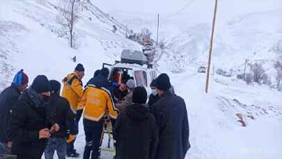 Köyün yolu kapandı, hastaya ulaşmak için 11 saat mücadele verdiler