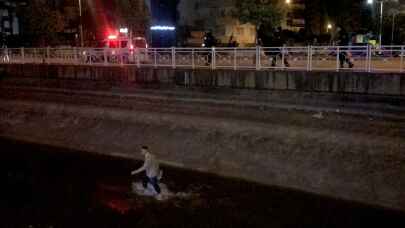 Sulama kanalında elinde bıçakla polise direndi! Korkunç anlar...