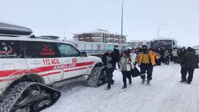 Aksaray’da üniversite öğrencileri final sınavlarına paletli ambulansla yetiştirildi