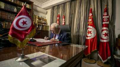 Tunus devriminin anayasasına darbe