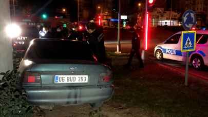 Adana’da bir kişi kaza yaptığı otomobilde uyuya kaldı