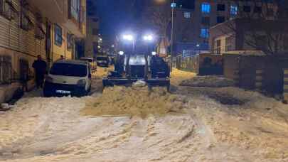 İstanbul’da bir kişi sokağındaki karları kendi iş makinesiyle temizledi
