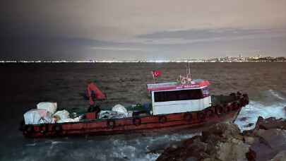 İstanbul’da karaya oturan balıkçı teknesindeki iki kişi kurtarıldı 