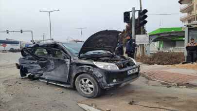 Manisa’da kamyonetle otomobilin çarpışması sonucu 4 kişi yaralandı