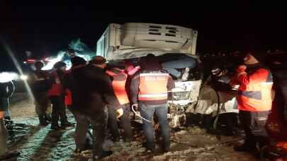 Kars’ta otomobille kamyonet çarpıştı