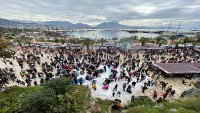 Alanya’da çocuklar, kamyonlarla getirilen karla kardan adam yaptı