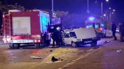 Antalya’da otomobil ile kamyonetin çarpıştığı kazada 3 kişi yaralandı