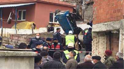 Son Dakika! Traktör ile römork arasında sıkıştı, hayatını kaybetti