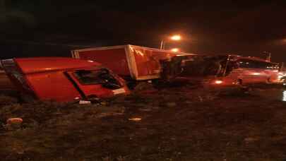 Konya’da otobüs ile kamyonun çarpışması sonucu 11 kişi yaralandı